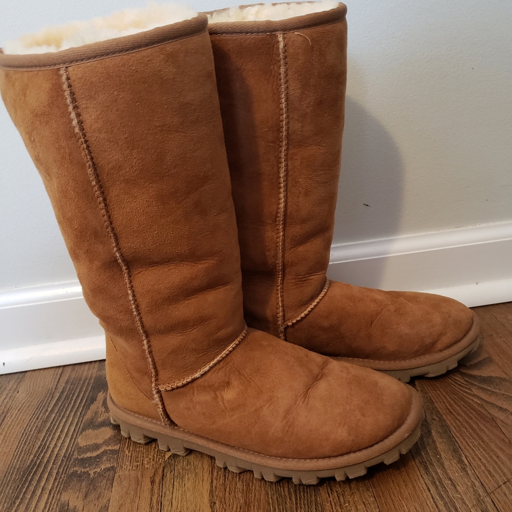 Ugg Womens Classic Tall   Tan/Chestnut color Size 7